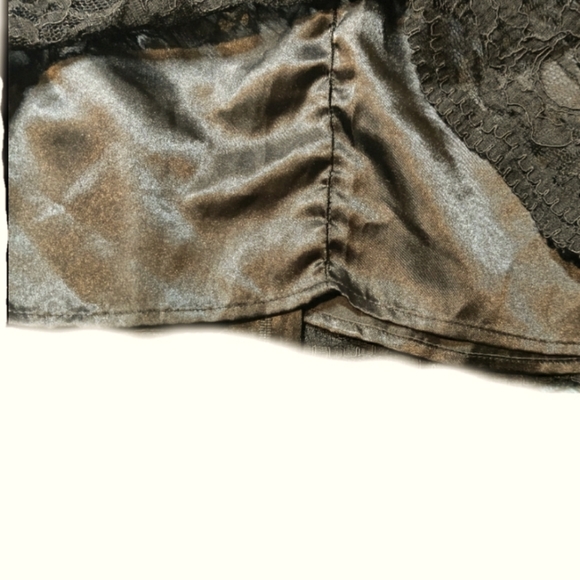 NWOT, black lace skirt by Chinese Laundry, unique back zipper, pristine! - Picture 4 of 7